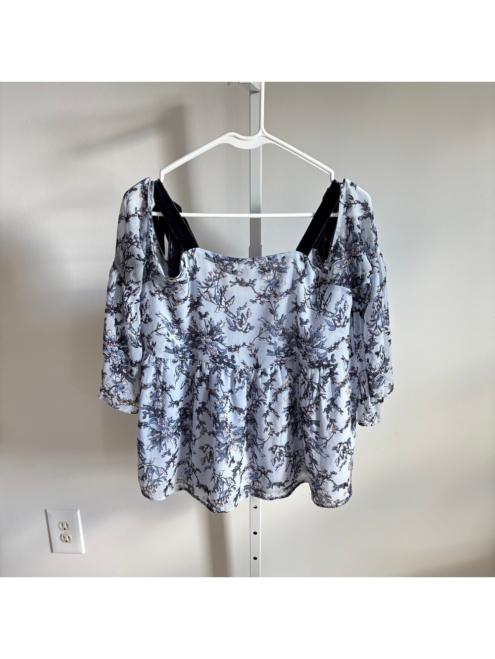 Loft EUC Women's Blue Floral Cold Shoulder Blouse Velvet Straps Size S - Picture 5 of 7